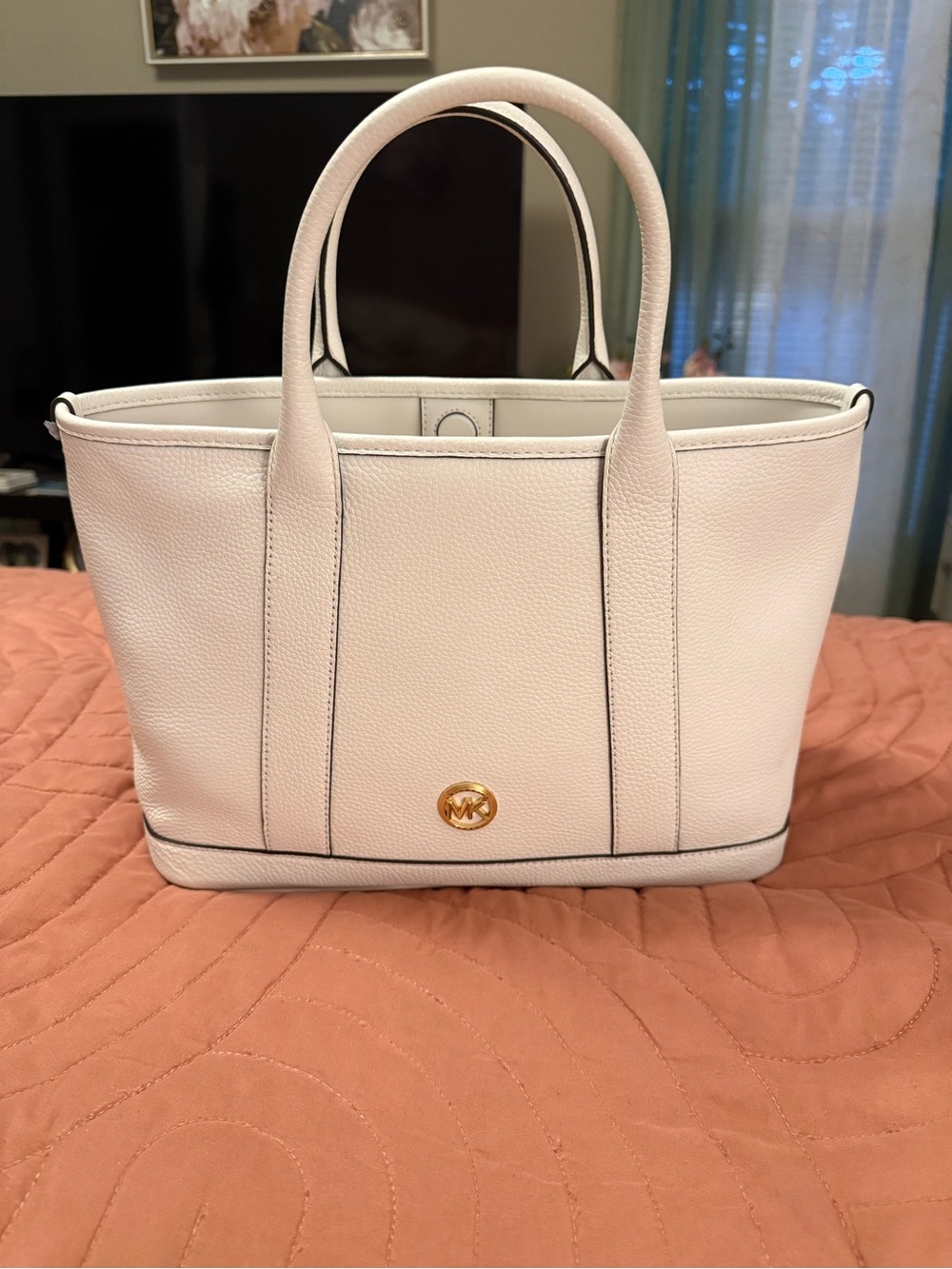 Michael Kors White Pebbled Leather Tote with Gold Logo Accent and Logo Strap - Picture 2 of 4
